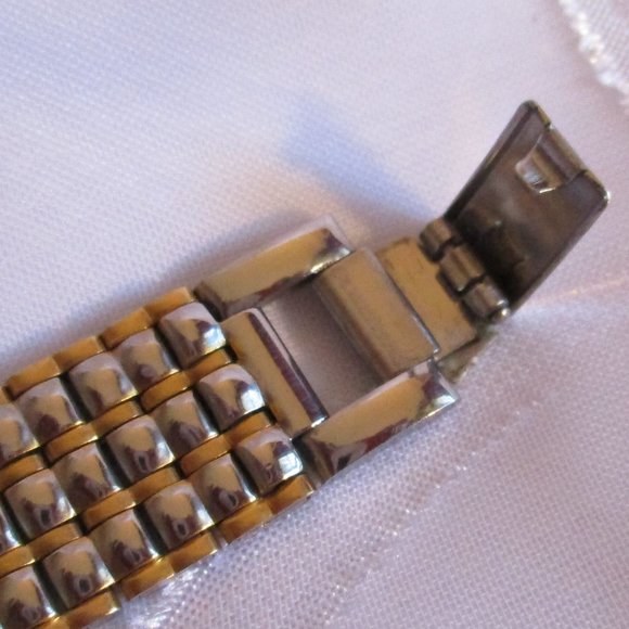 ALEXANDER JULIAN VINTAGE QUARTZ WATCH - NWOT - Picture 8 of 10